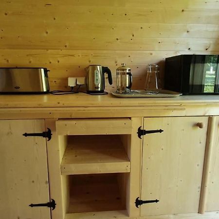 Cabane 2/3 Pers Au Camping Les Patis Nazelles-Négron Extérieur photo